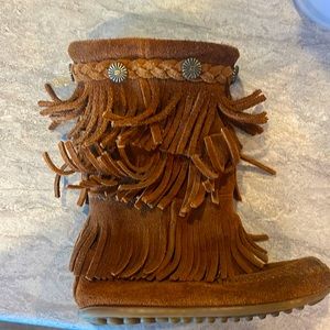 Minnetonka boots easy to zip